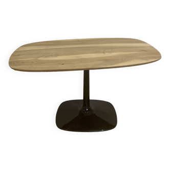 Coffee table in squircle format