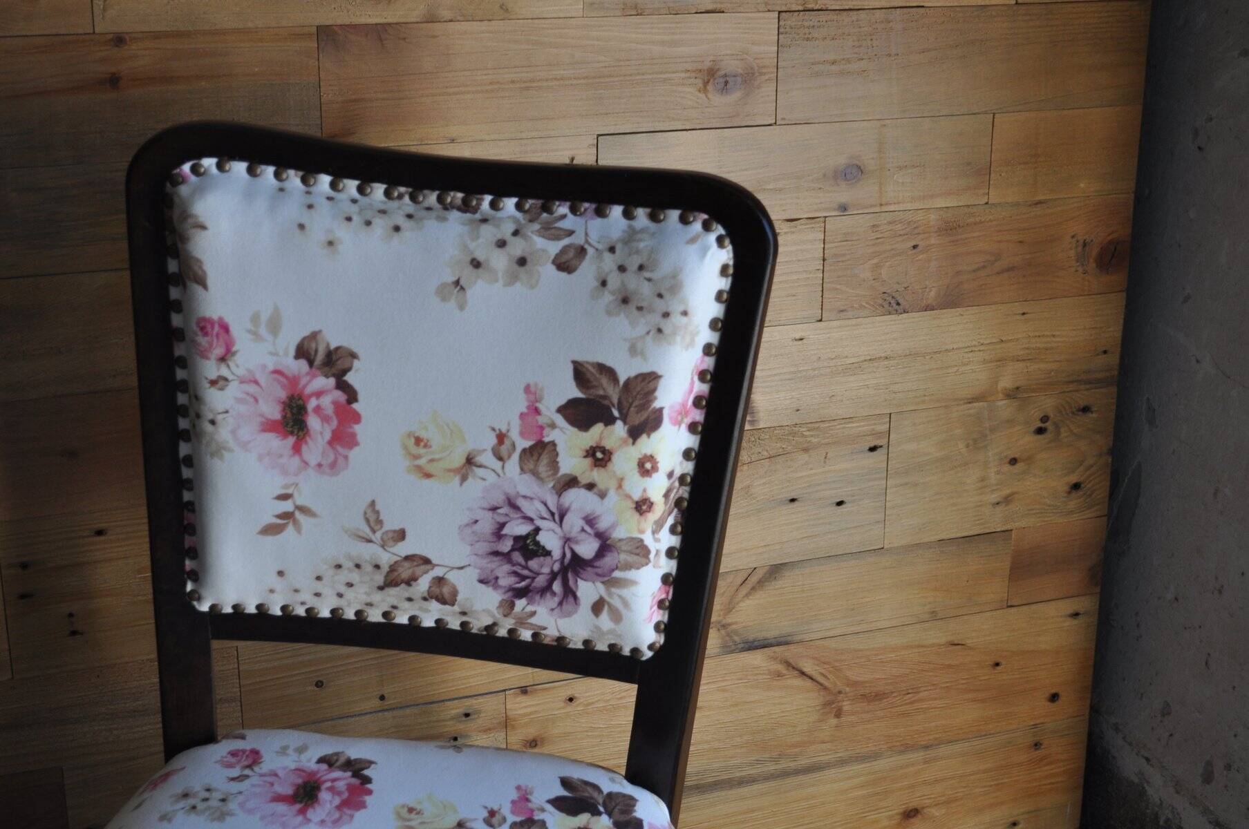 Art Deco chair in wood and white velvet, floral backrest from the 1930s.