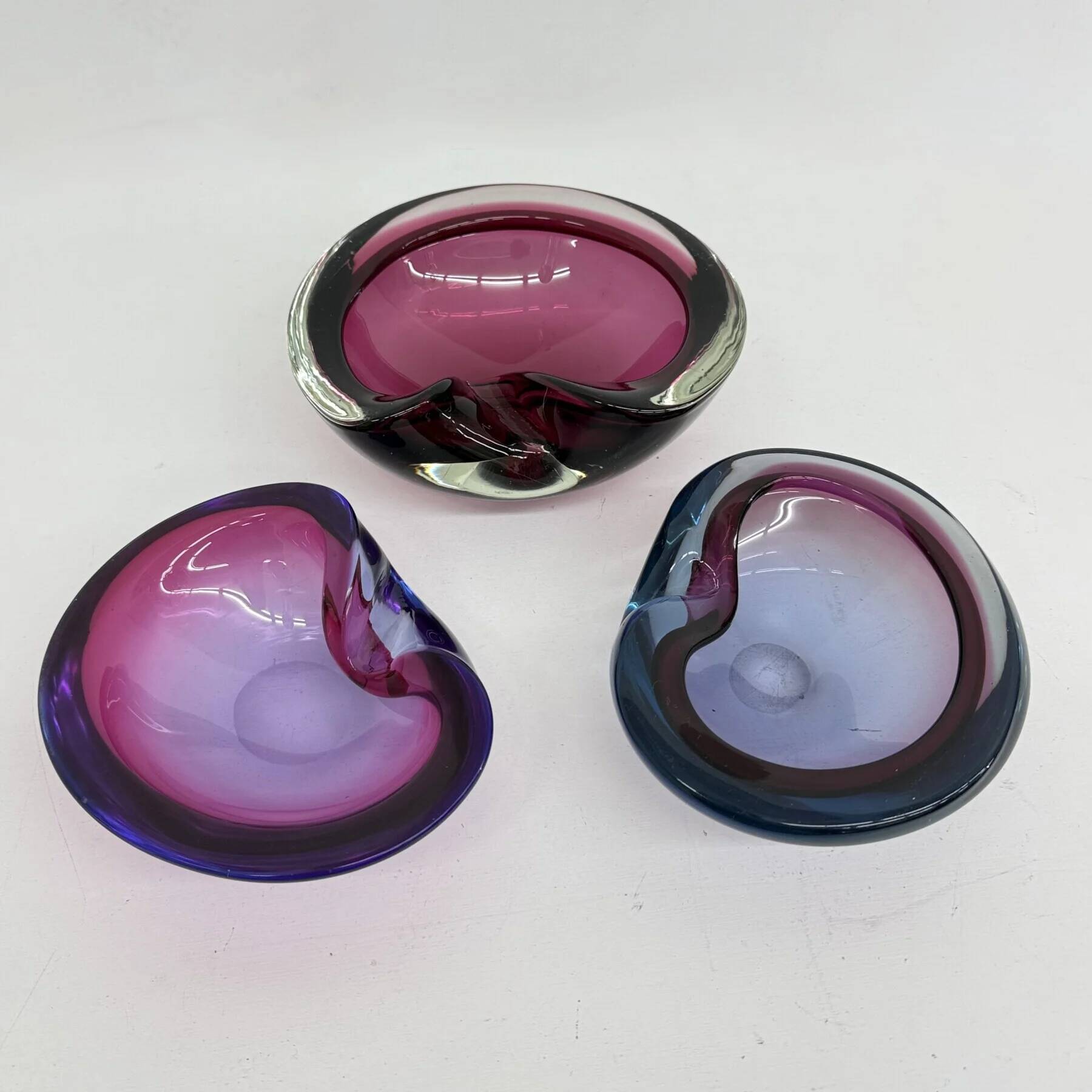 Set of 3 Murano Sommerso pink glass bowls, 1970s