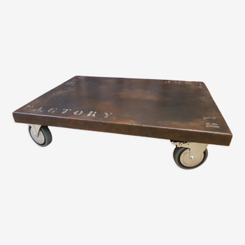 Table basse sur roues de style industriel