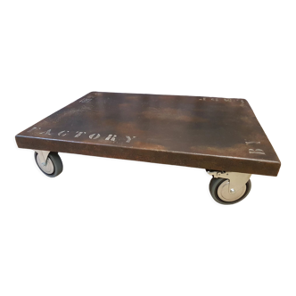 Table basse sur roues de style industriel
