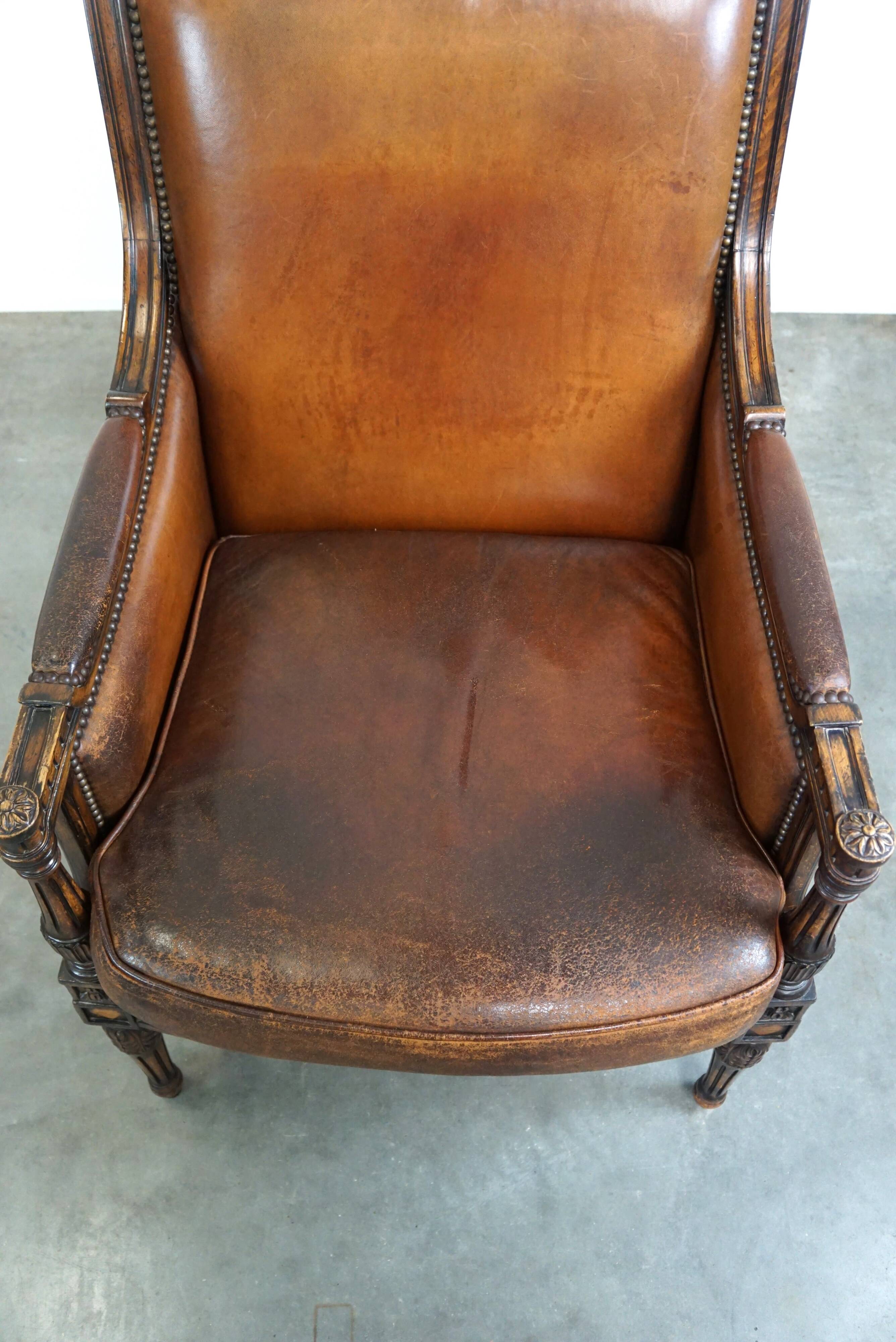 Fauteuil classique en peau de mouton avec sculptures en bois