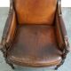 Fauteuil classique en peau de mouton avec sculptures en bois