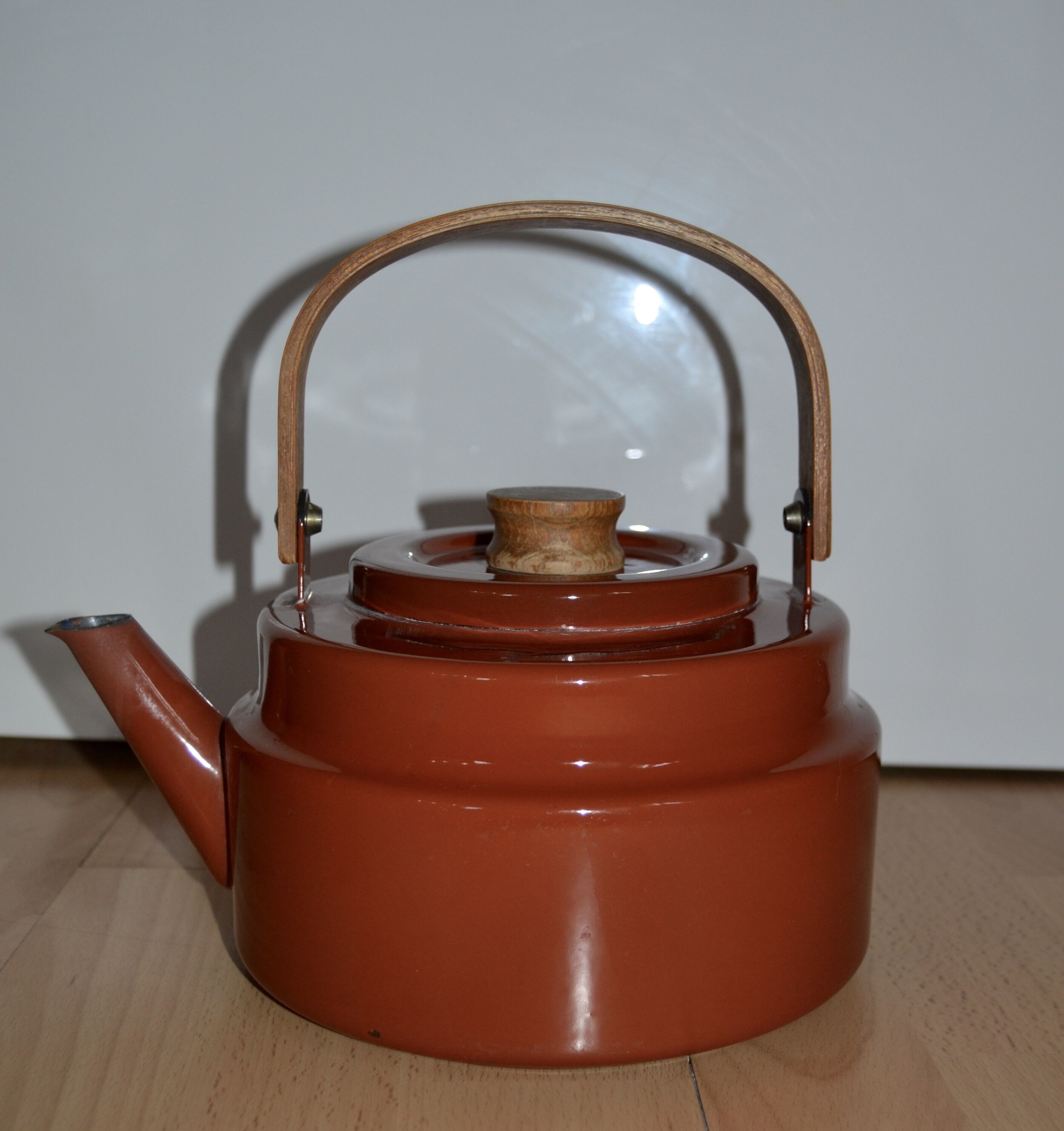 Kettle hygge Scandinavian metal & wood