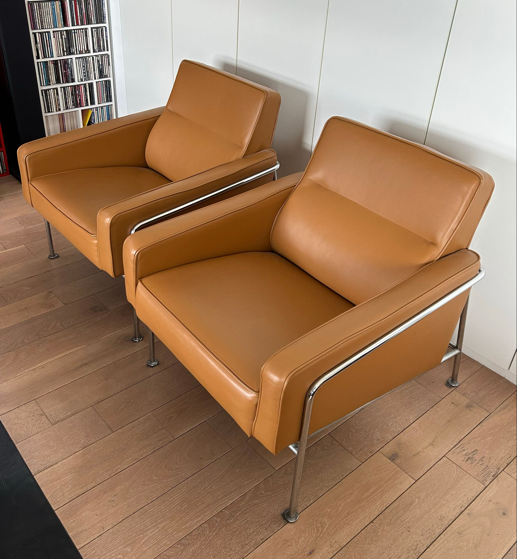 2 fauteuils en cuir design Arne Jacobsen