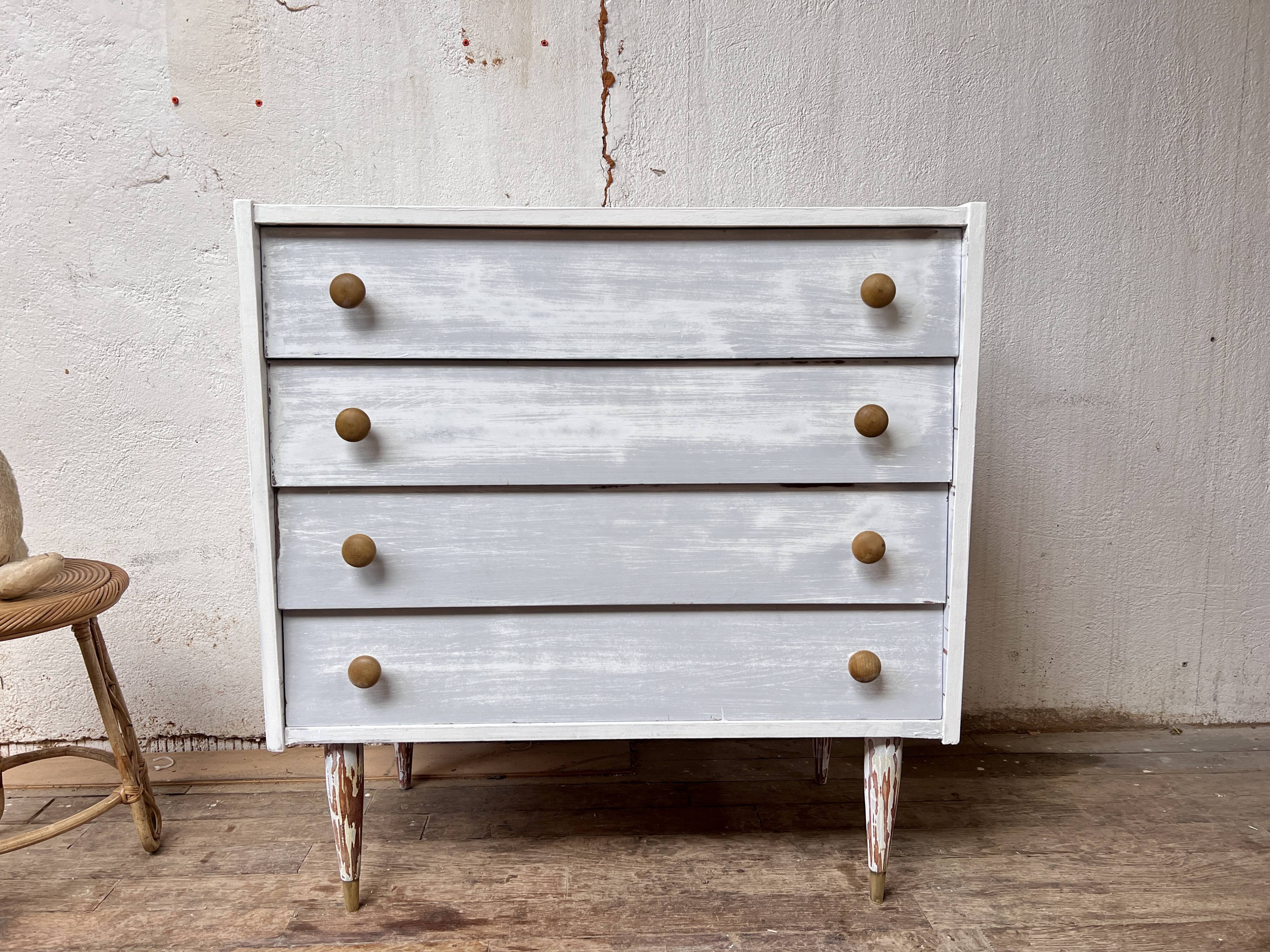 White chest of drawers