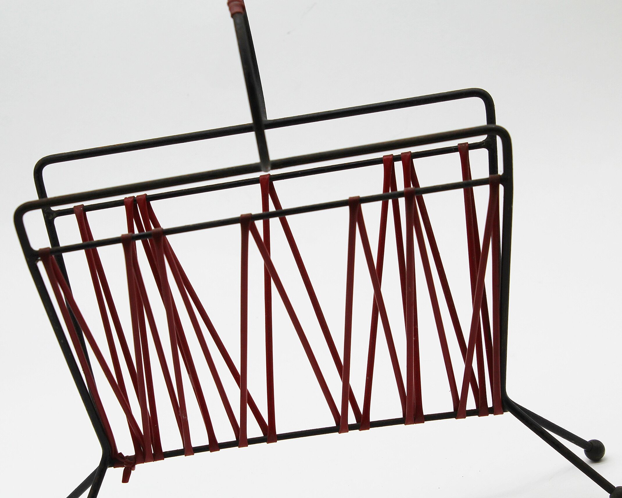 Scoubidou magazine holder