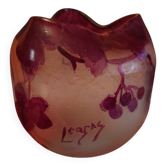 petit vase boule verre multicouche dégagé a l'acide de cassis et rechaussé de peinture signé Theodor