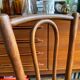 Chaise en bois foncé
