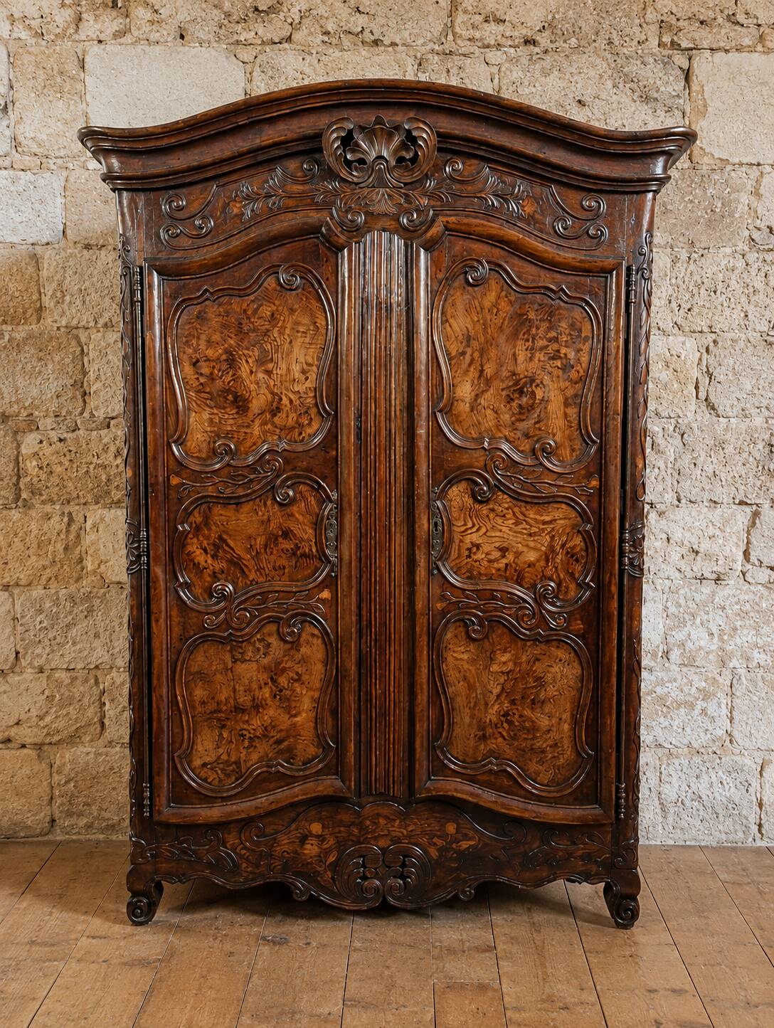 Important Louis XV wedding wardrobe in walnut and burl.