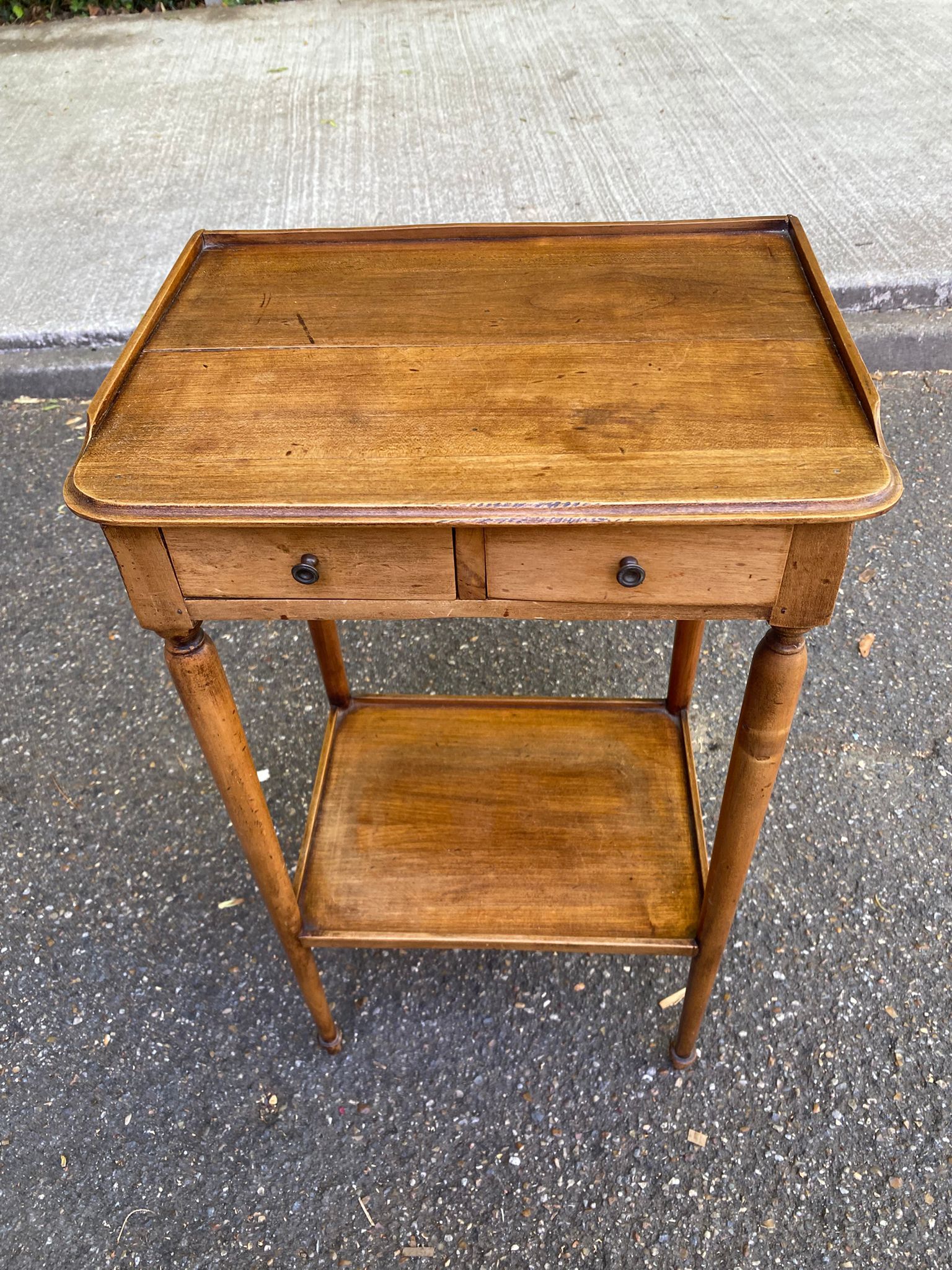 Table d'appoint Louis XVI en bois massif du XIXème siècle