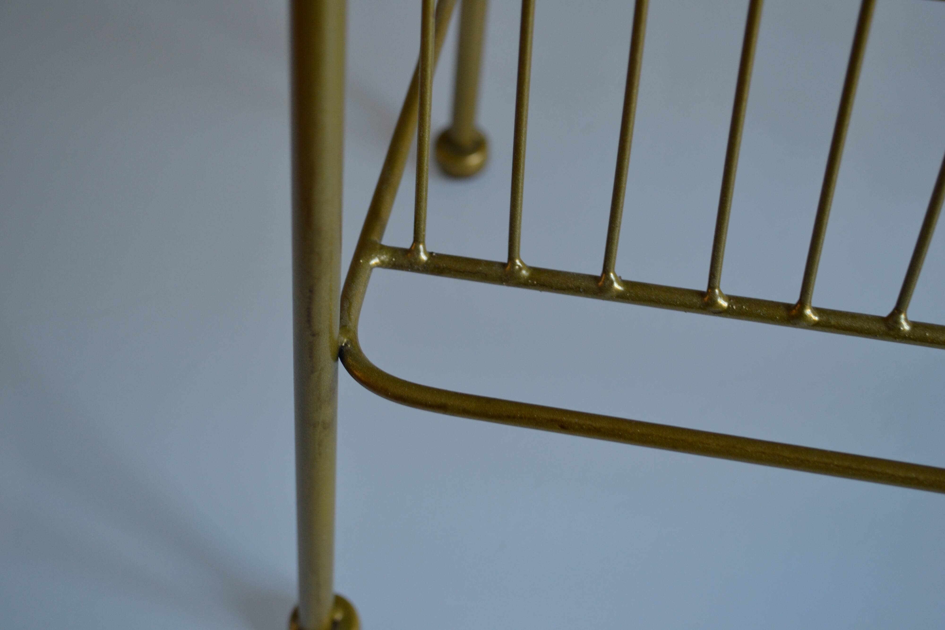 Vintage end table / coffee table & magazine rack