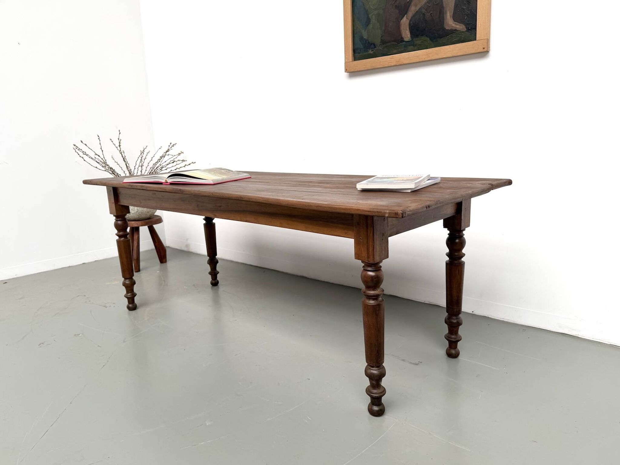 Table de ferme en noyer massif, pieds tournés, 1920