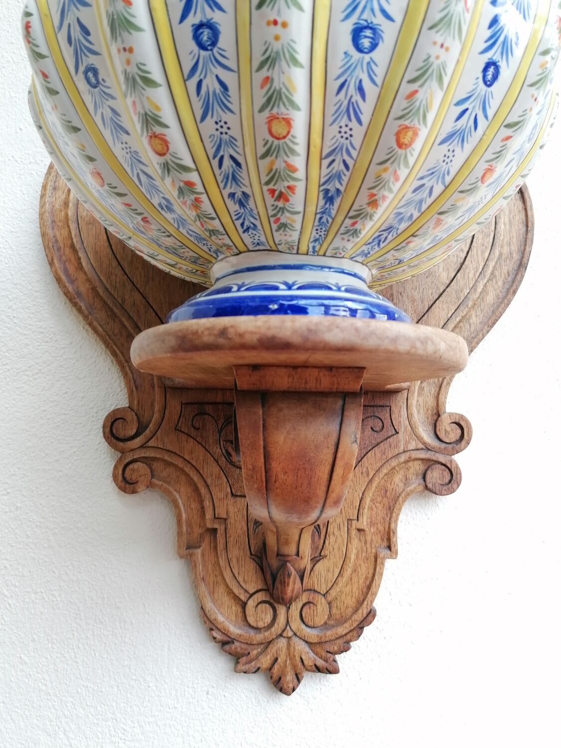 Wall fountain in Quimper earthenware