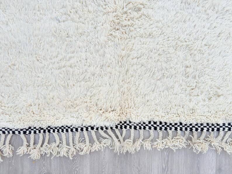 Simple white rug 250cmx150cm