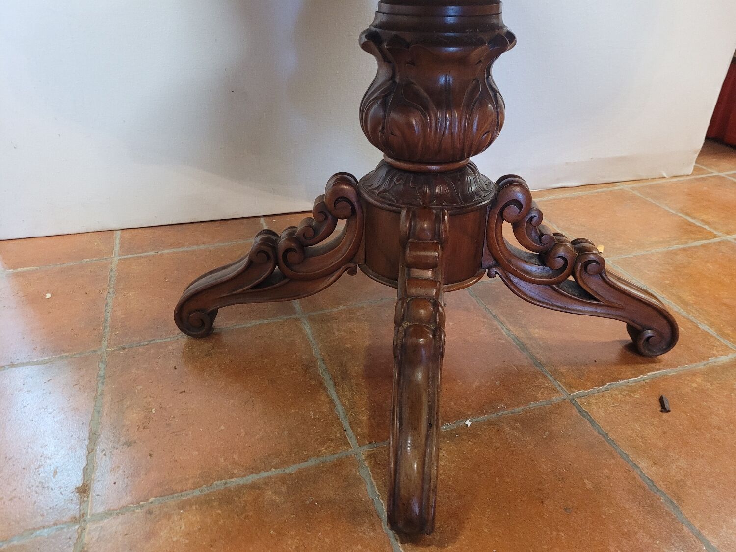 Mahogany gueridon with 1 extension cord