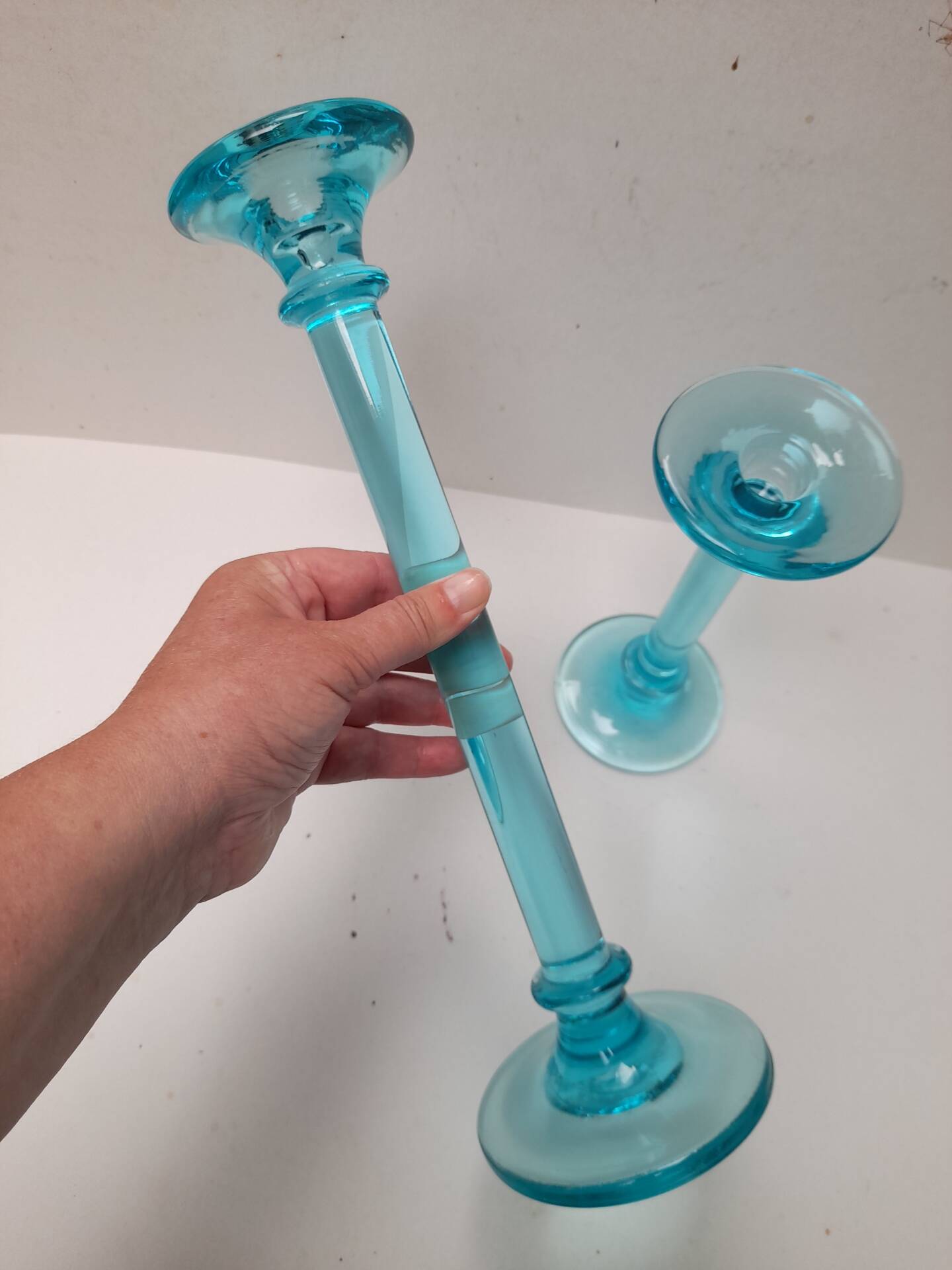 Paire de bougeoirs en verre bleu turquoise