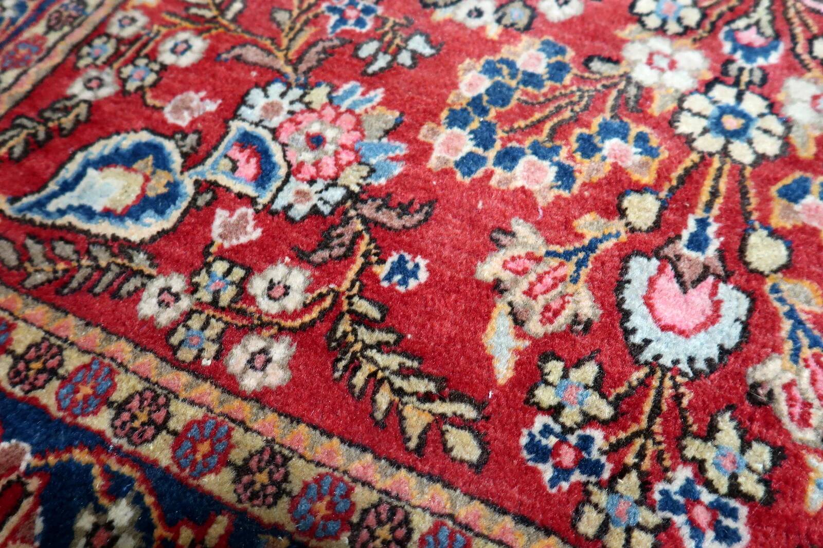 Handmade antique Persian Kashan rug 136cm x 201cm, 1910s