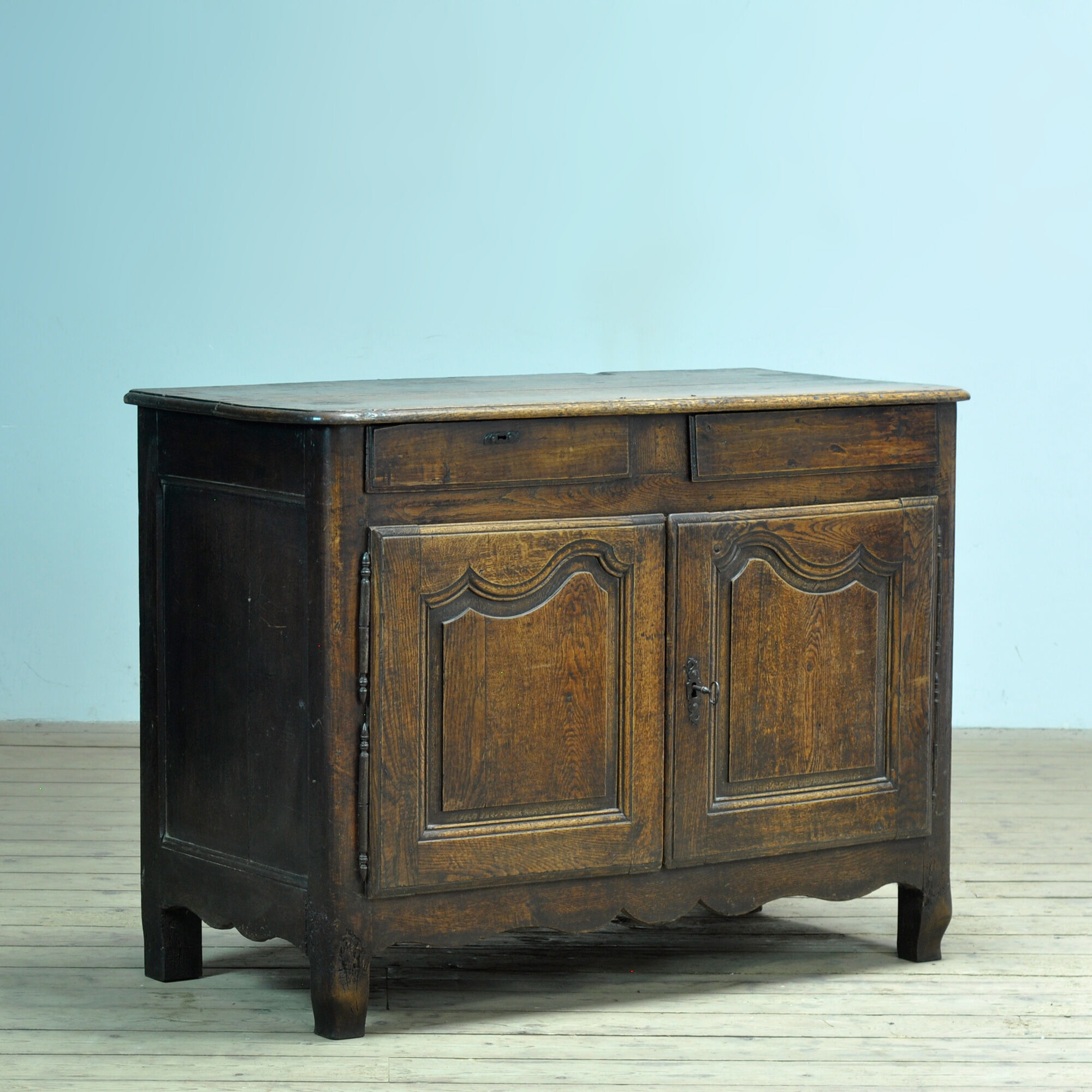 Cabinet en chêne Louis XV, vers 1750