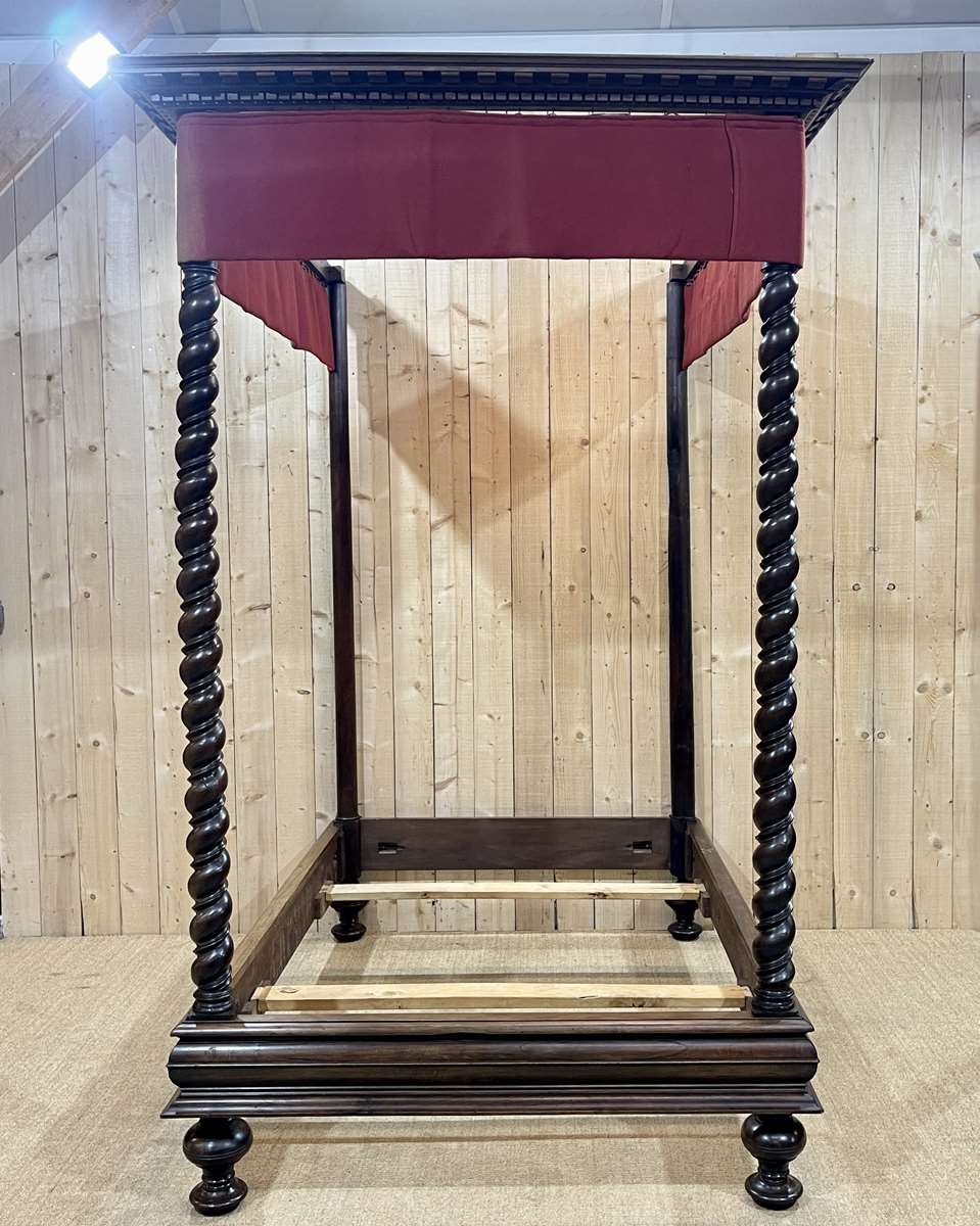 Louis XIII four-poster bed in walnut and poplar