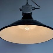 Lampe à pendentif en émail noir industriel d'Elektrosvit, années 1960.