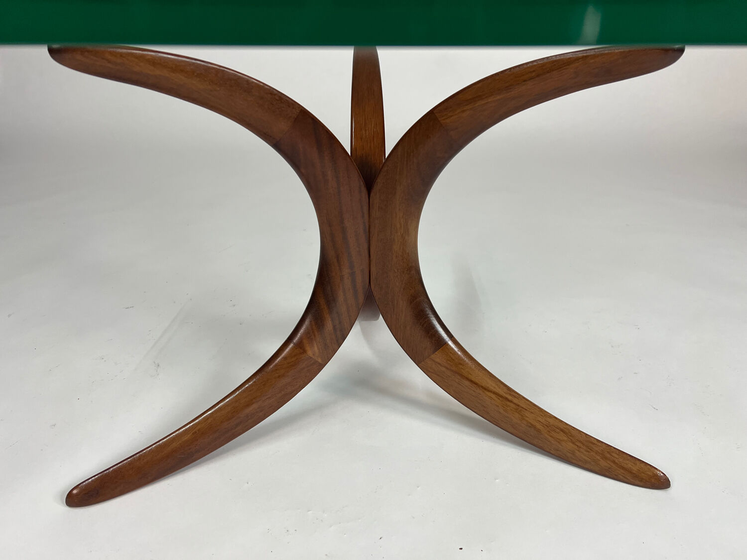 Table basse ronde en teck et verre, années 60