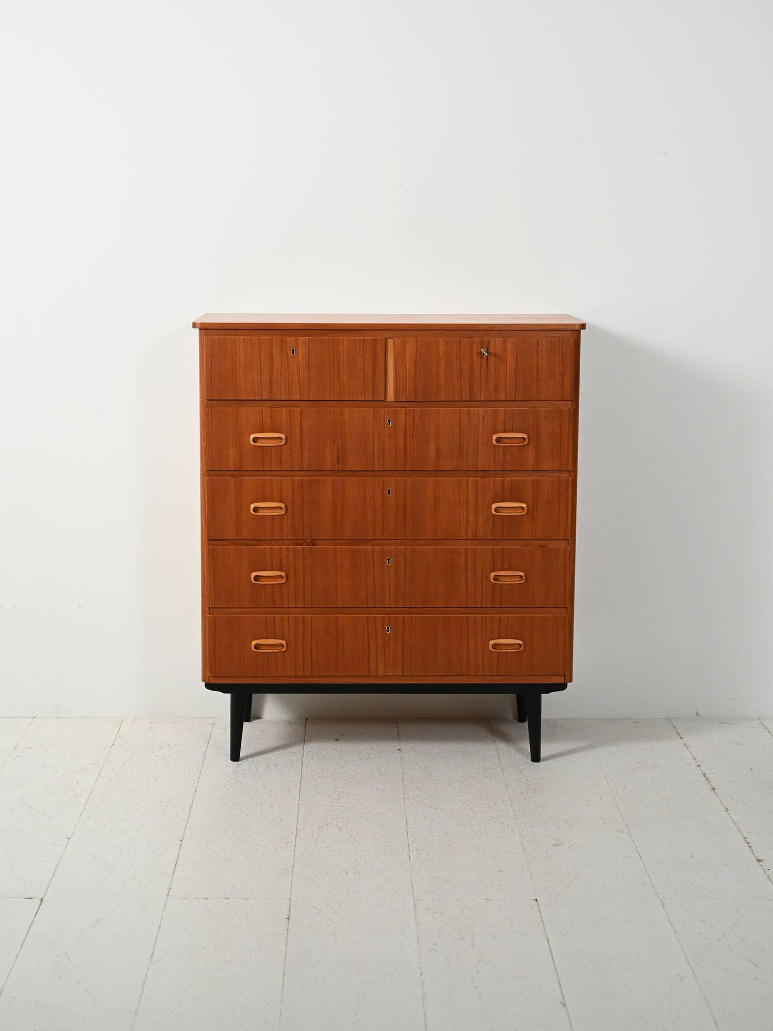 Scandinavian chest with double upper drawer