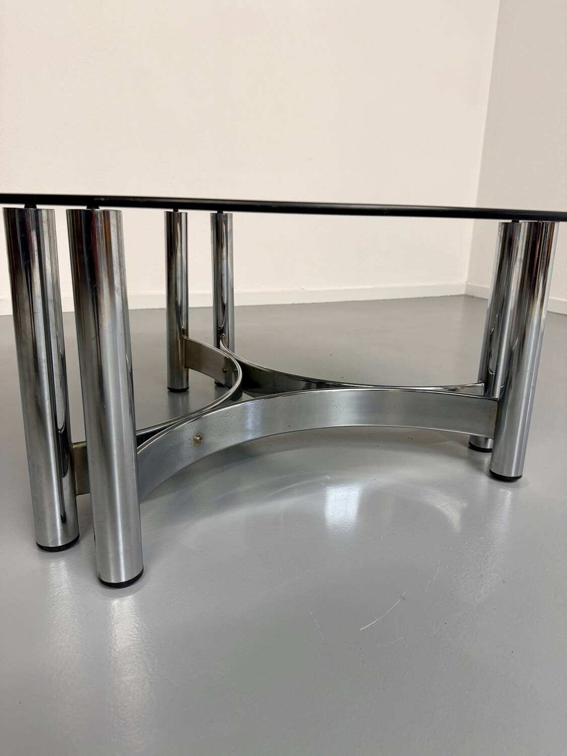 Round coffee table in smoked glass and chrome steel, 1970s design.