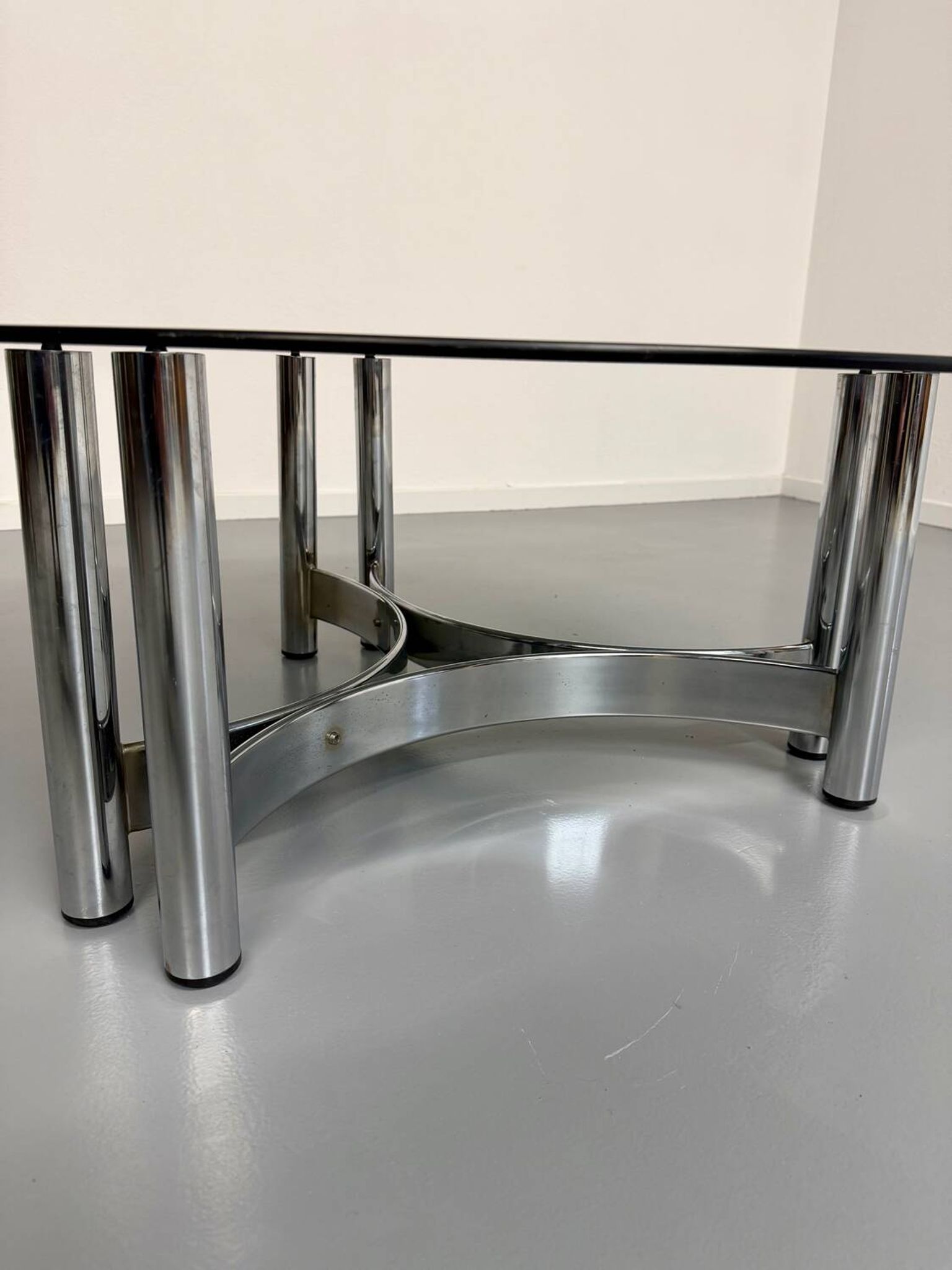 Round coffee table in smoked glass and chrome steel, 1970s design.