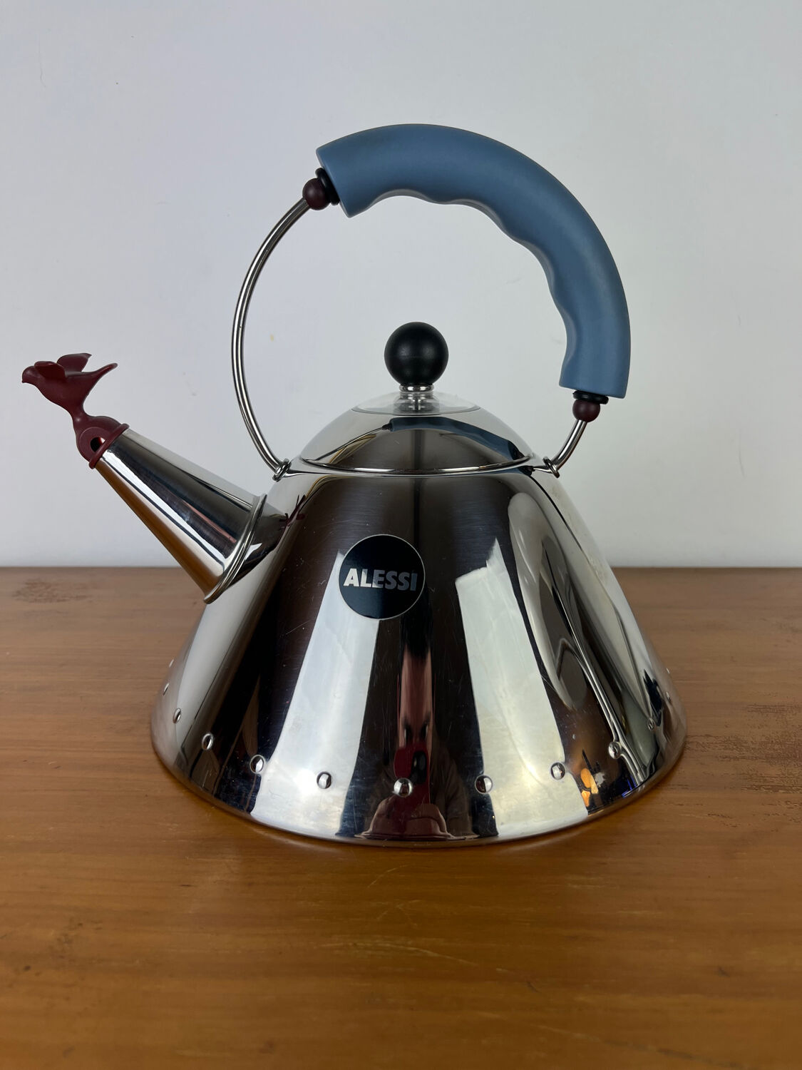 Alessi 9093 kettle by Michel Graves