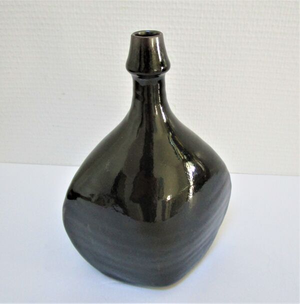 Vase bouteille grès émaillé noir par Roland Zobel