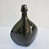 Vase bouteille grès émaillé noir par Roland Zobel
