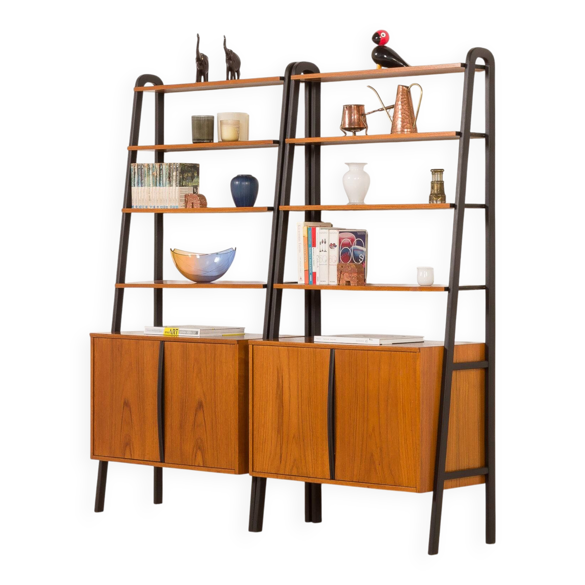 Un meuble mural indépendant en deux parties de style mi-siècle par Brantorps, Suède, années 1960.