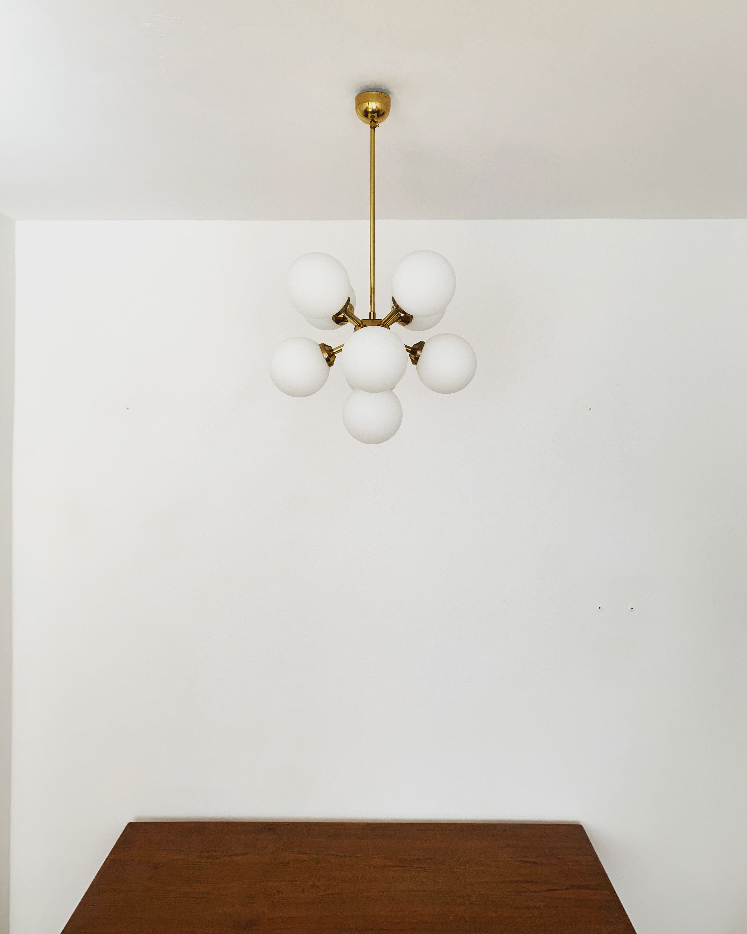 Lustre spoutnik en laiton et en verre d’opaline