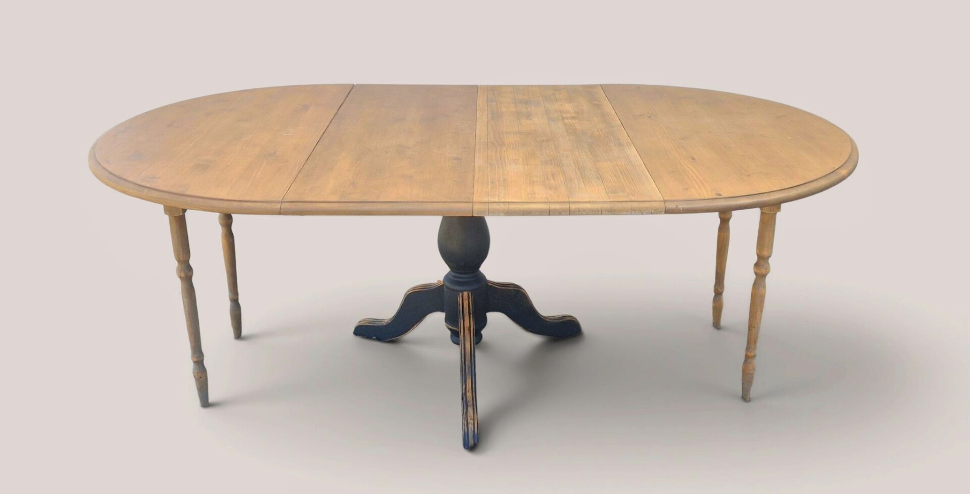 Extendable round table with central leg – Chic country spirit