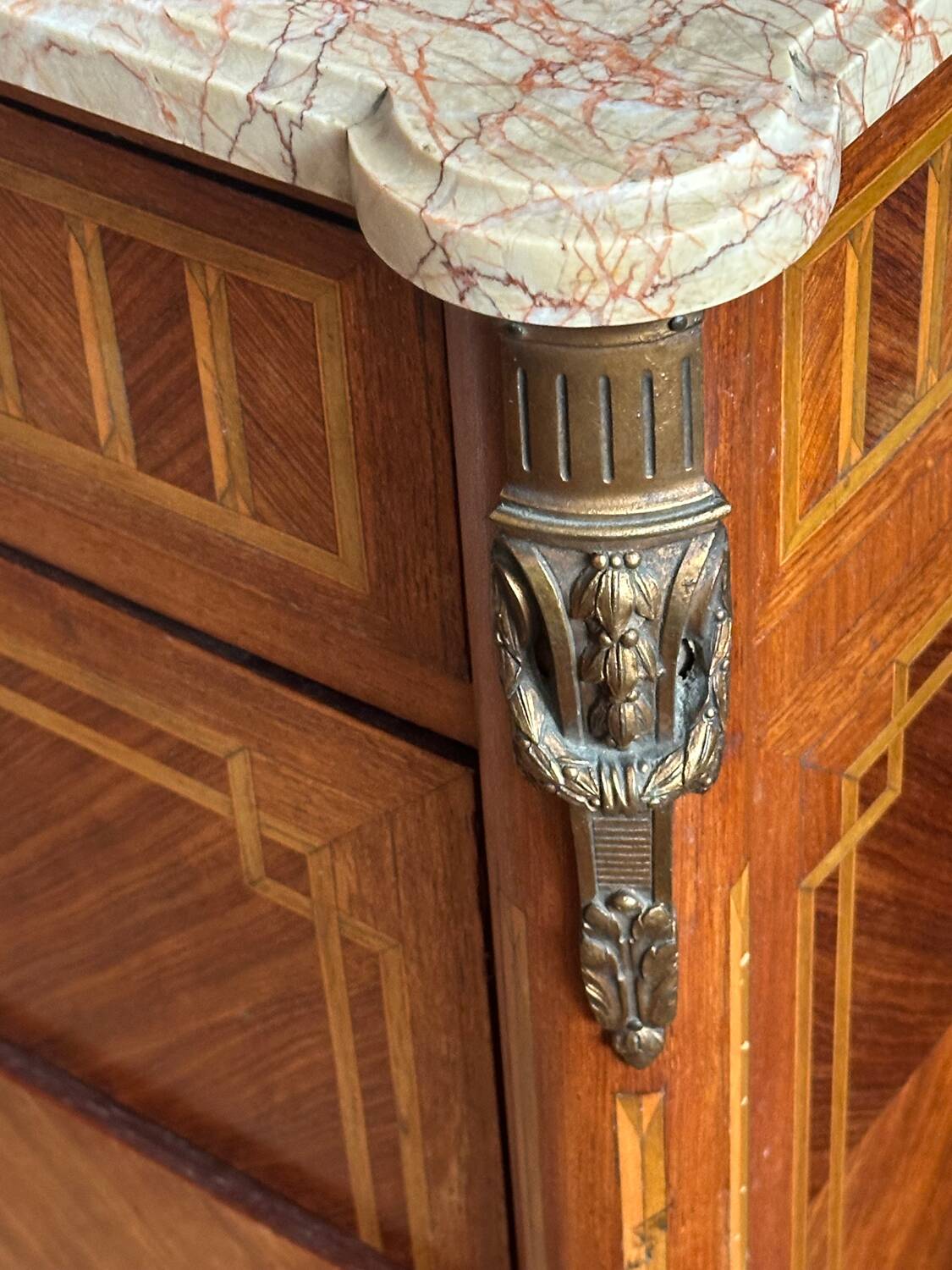 Louis XVI style chest of drawers, spinning top legs - transition style marquetry