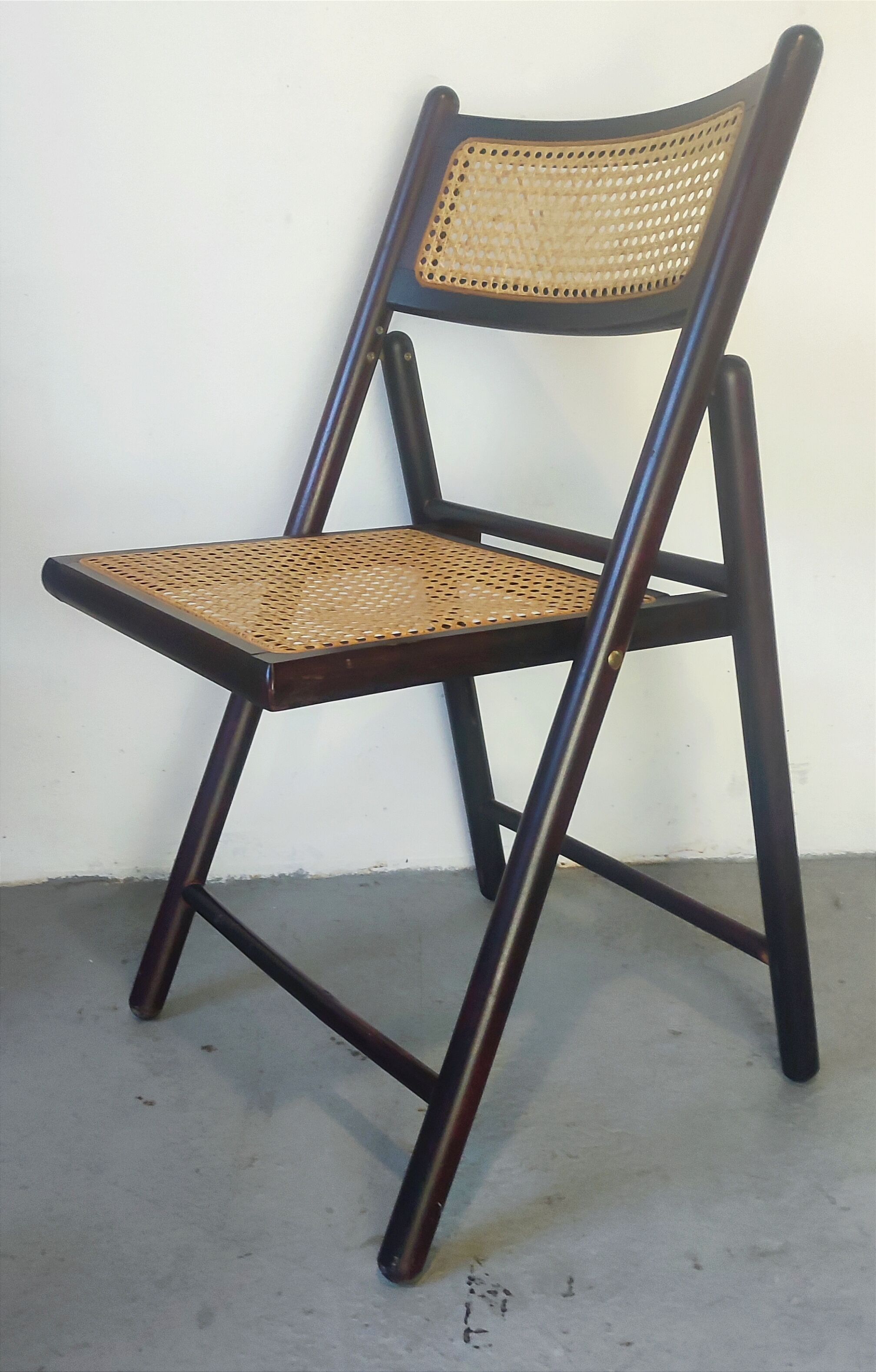 Canned folding chairs