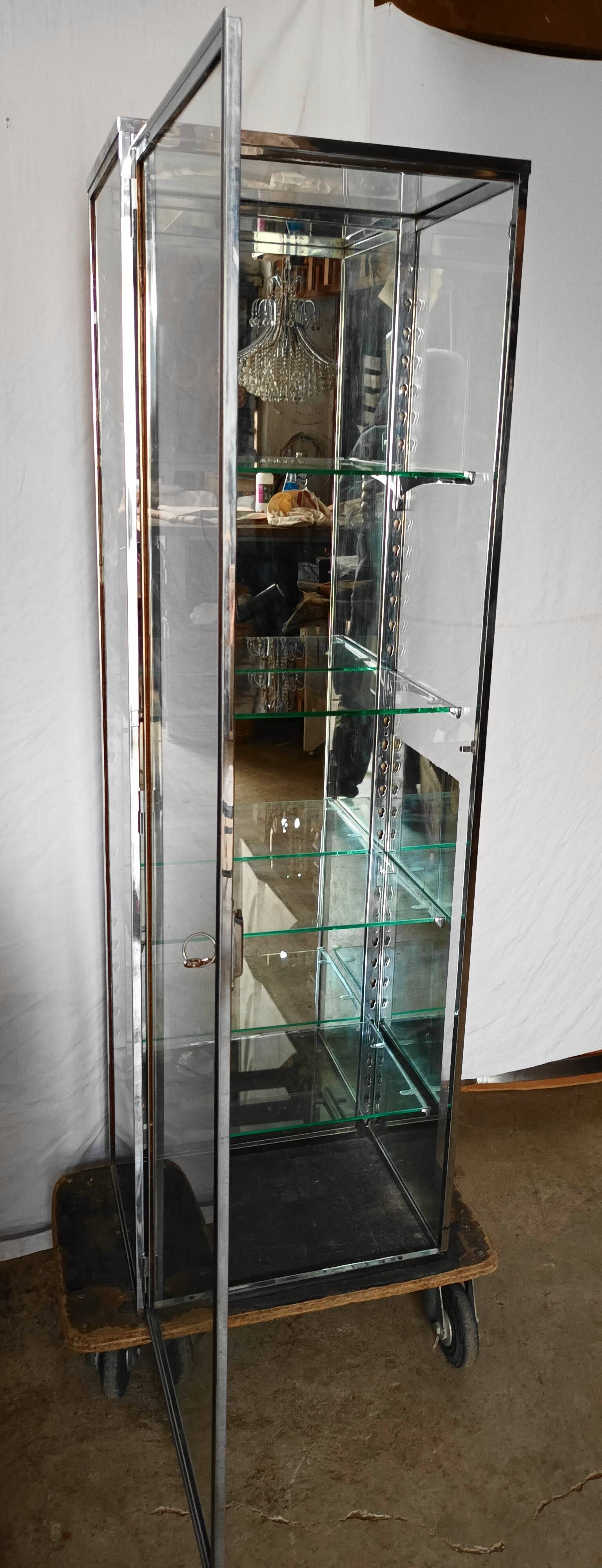 Vitrine de magasin en laiton nickelé des années 30