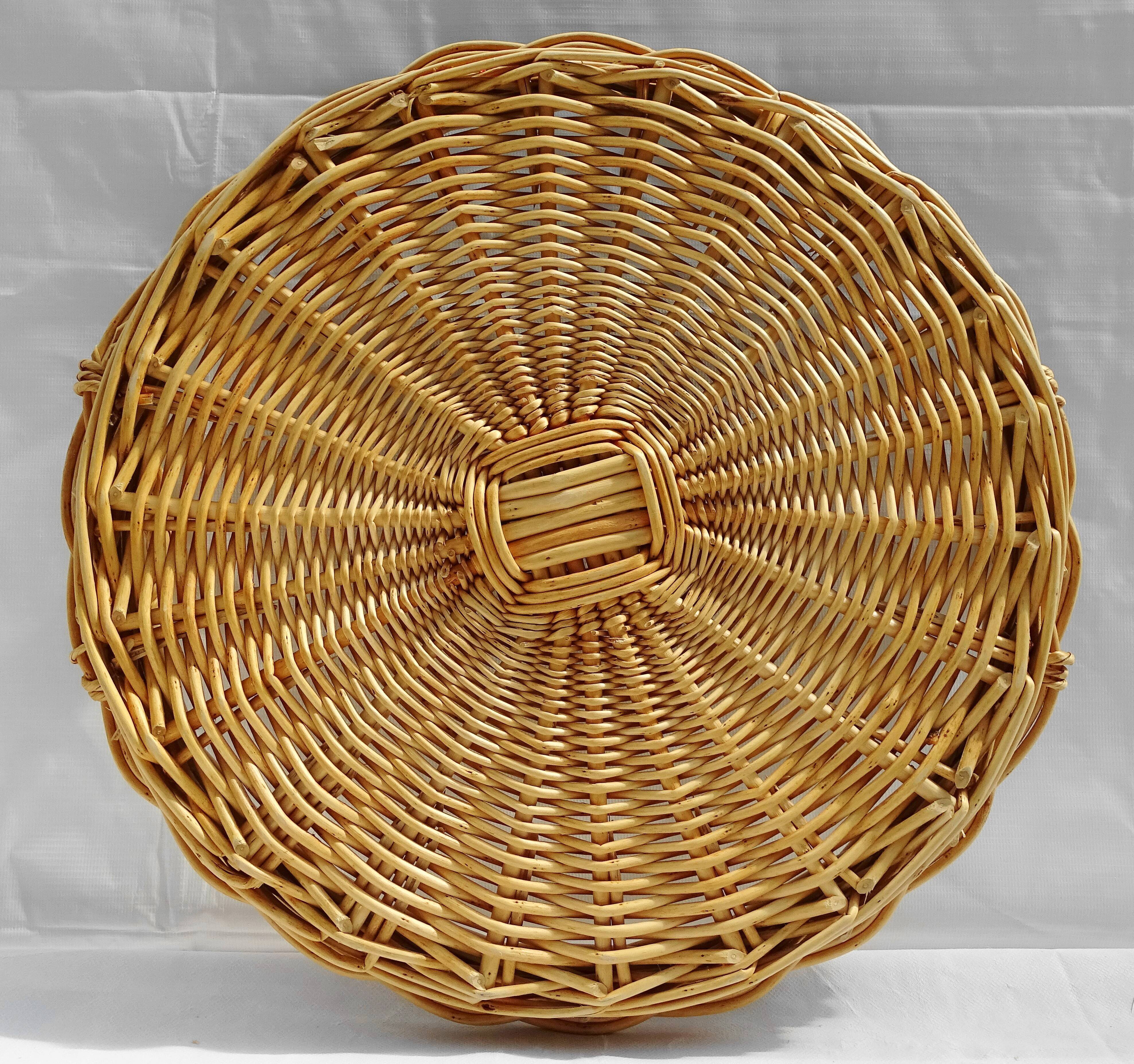 Round tray with wicker and glass handles
