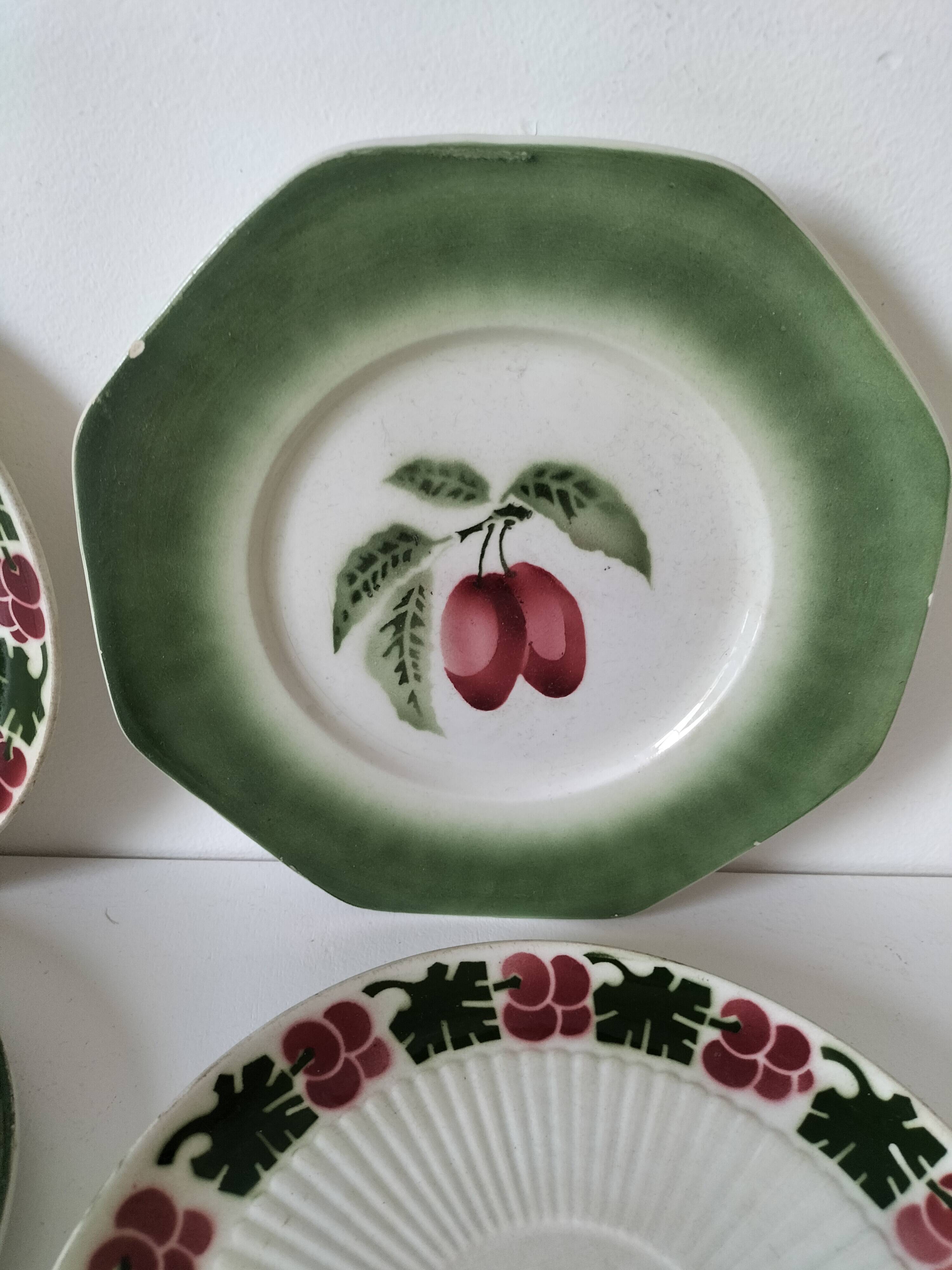 Set of 4 vintage summer fruit dessert plates.