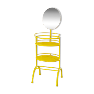 Table d'appoint en métal jaune avec miroir ovale pivotant et deux étagères en plateau, vintage des années 1960, Italie.