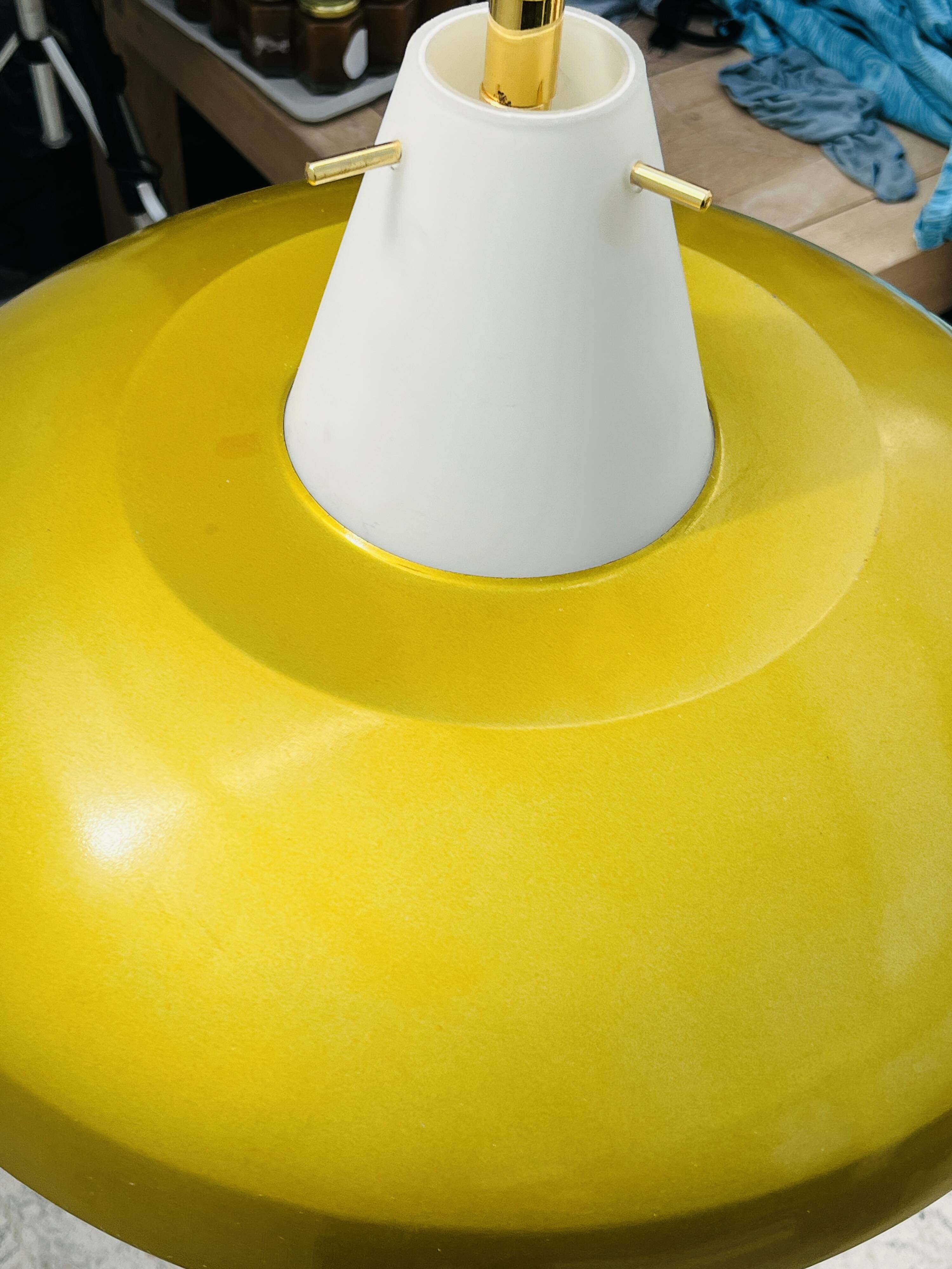 Suspension Philips vintage style Louis Kalff mustard