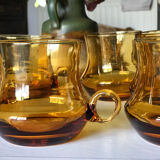 6 mugs en verre ambré 1970s