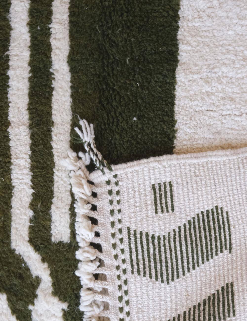 Tapis contemporain vert abstrait