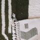 Tapis contemporain vert abstrait