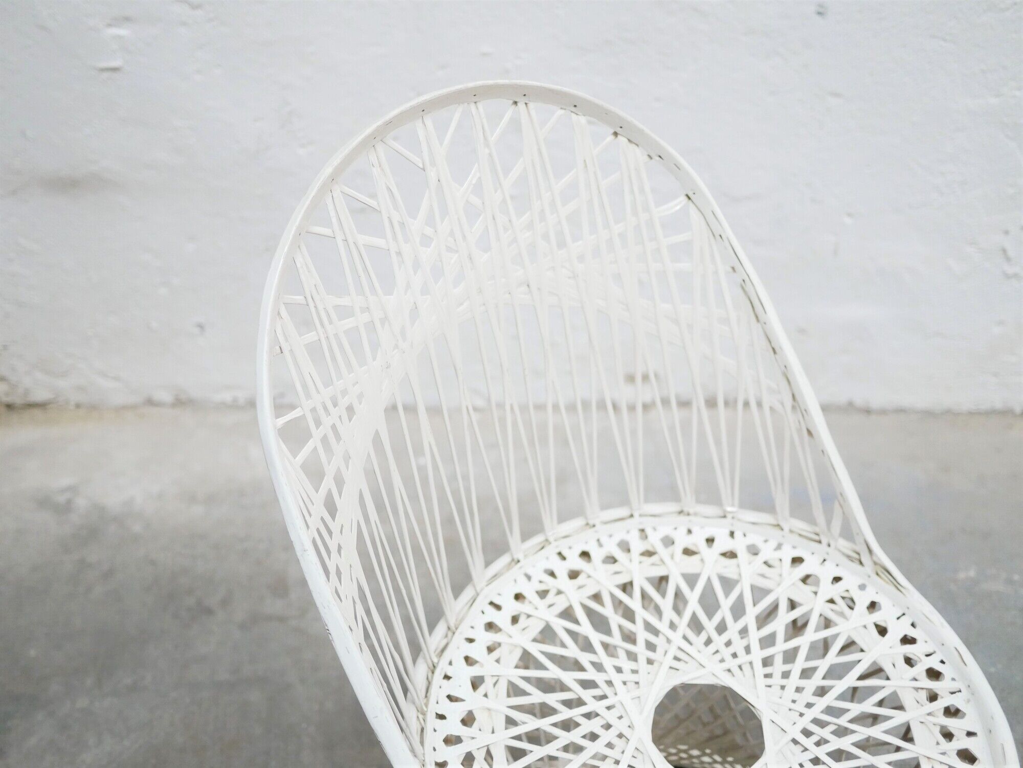 Garden table and 5 vintage fiberglass chairs by Russell Woodard