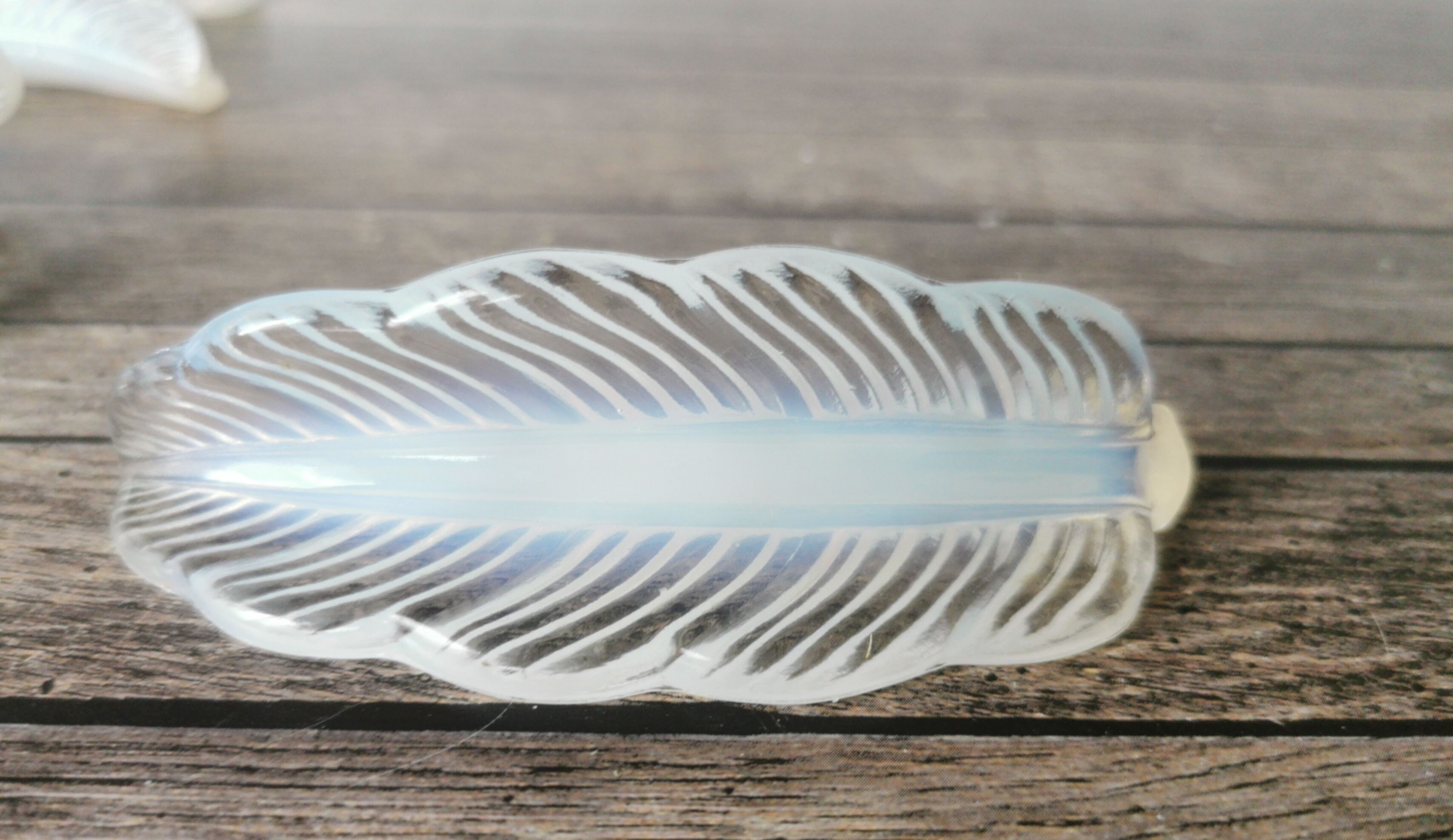 Opalescent glass leaf knife holder