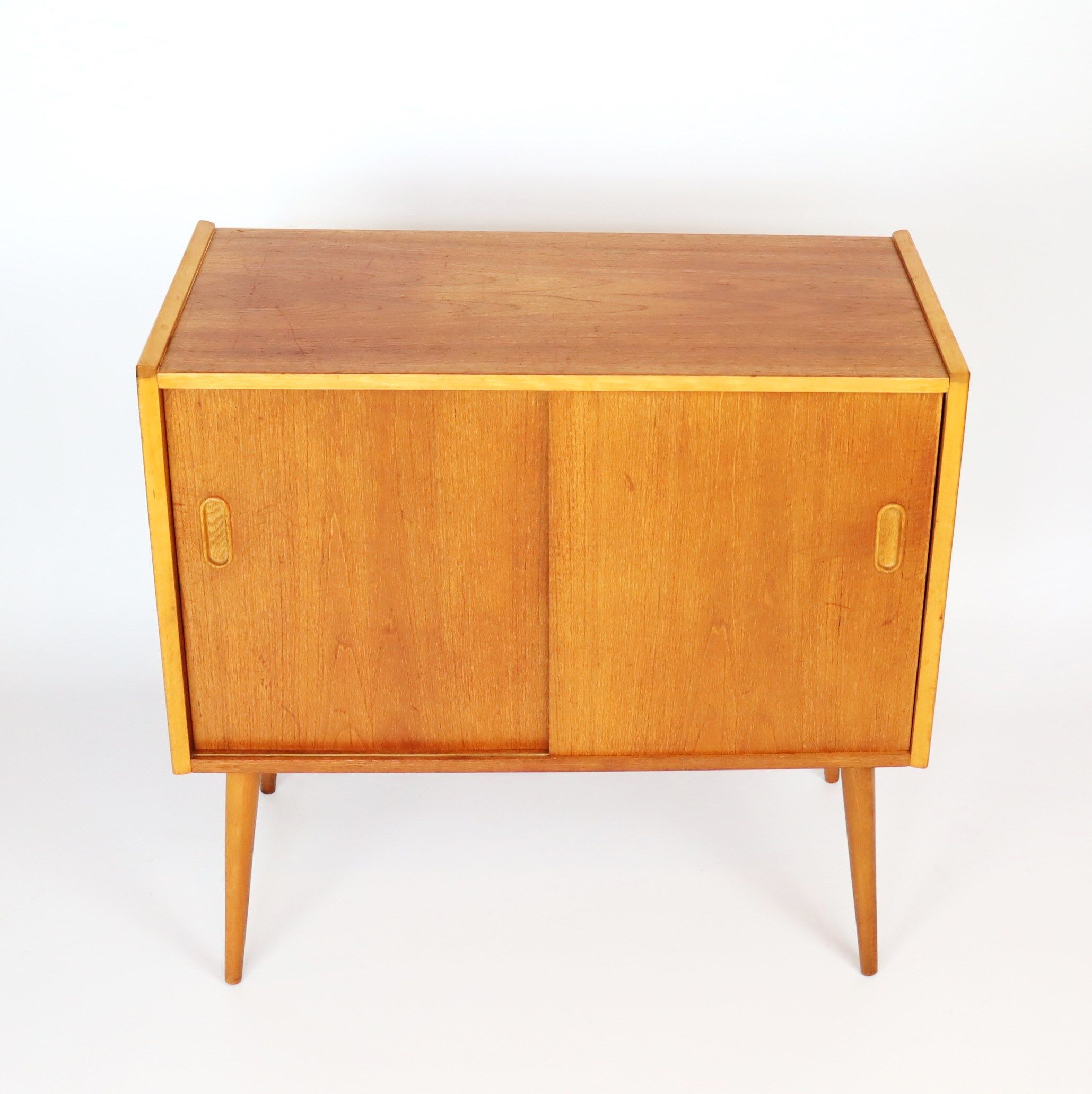 Buffet in teak feet compass