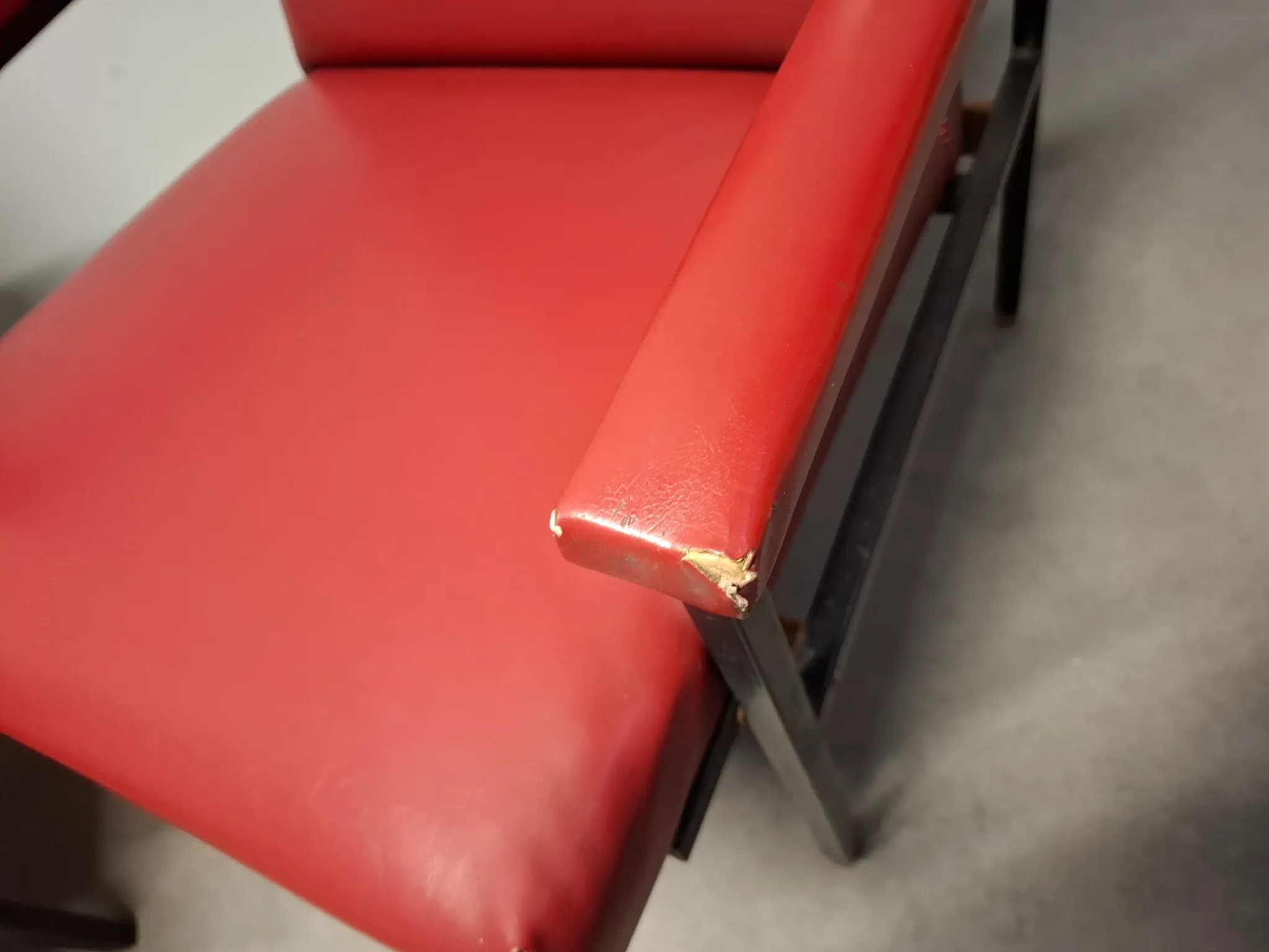 Ensemble de 3 fauteuils rouges de style mid-century moderne, Tchécoslovaquie, années 1970.