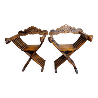 Pair of curule chairs known as Savonarole chairs - In carved wood